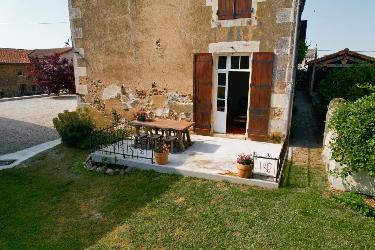 A L'Ombre Du Marronnier Gites La Peruse Exterior photo