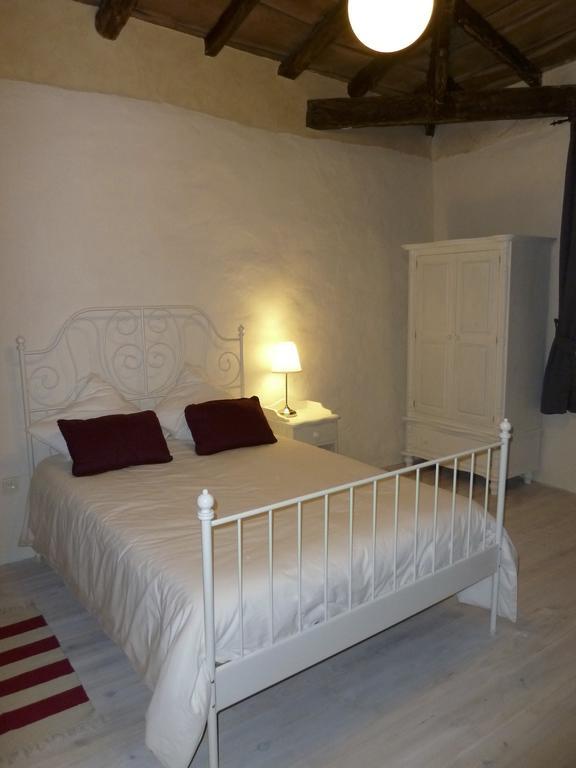 A L'Ombre Du Marronnier Gites La Peruse Room photo